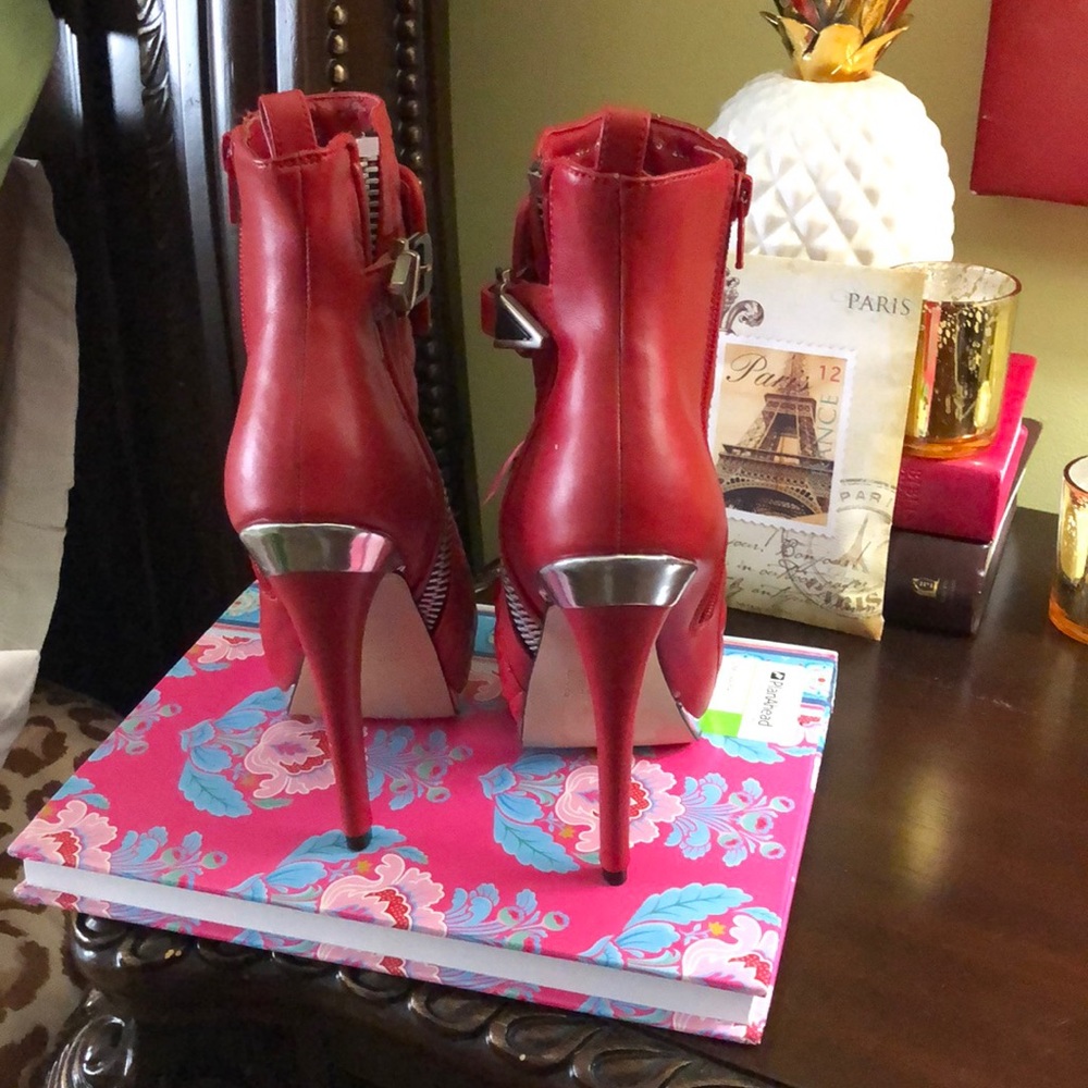 Botas - Picture 2 of 5